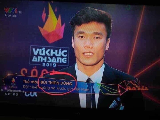 Bị viết nhầm tên thành Thiến Dũng trên sóng truyền hình trực tiếp, đây là phản ứng thú vị của thủ môn Bùi Tiến Dũng