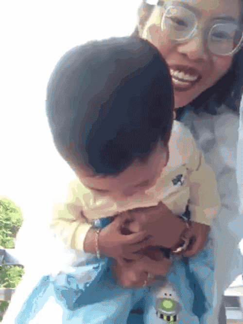 Bella lại bị bắt gặp ngoài đường, dân mạng phẫn nộ vì bé Peter chỉ được mặc áo mỏng giữa trời rét căm căm?