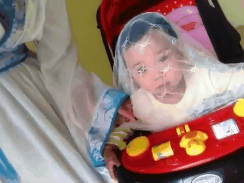 Bella lại bị bắt gặp ngoài đường, dân mạng phẫn nộ vì bé Peter chỉ được mặc áo mỏng giữa trời rét căm căm?