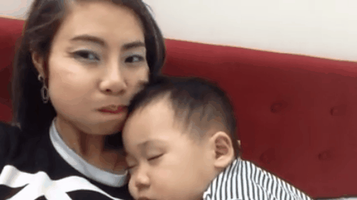 Bella lại bị bắt gặp ngoài đường, dân mạng phẫn nộ vì bé Peter chỉ được mặc áo mỏng giữa trời rét căm căm?