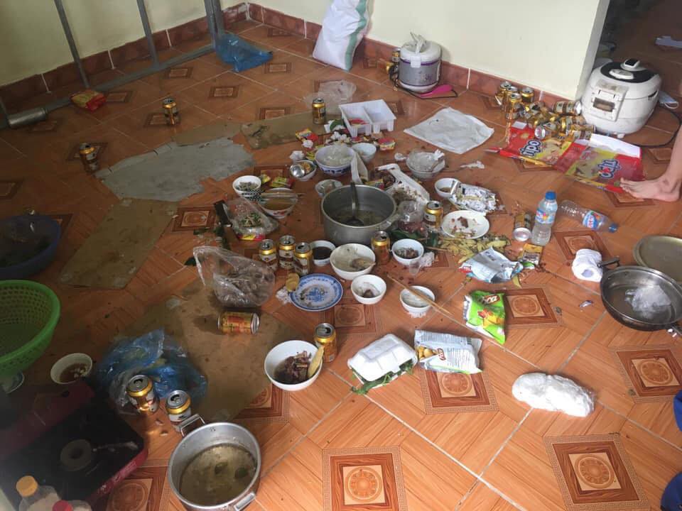 Thảm họa ở bẩn không hồi kết: Hí hửng về phòng trọ sau nghỉ lễ, chàng trai khóc thét vì bãi chiến trường của bạn cùng phòng