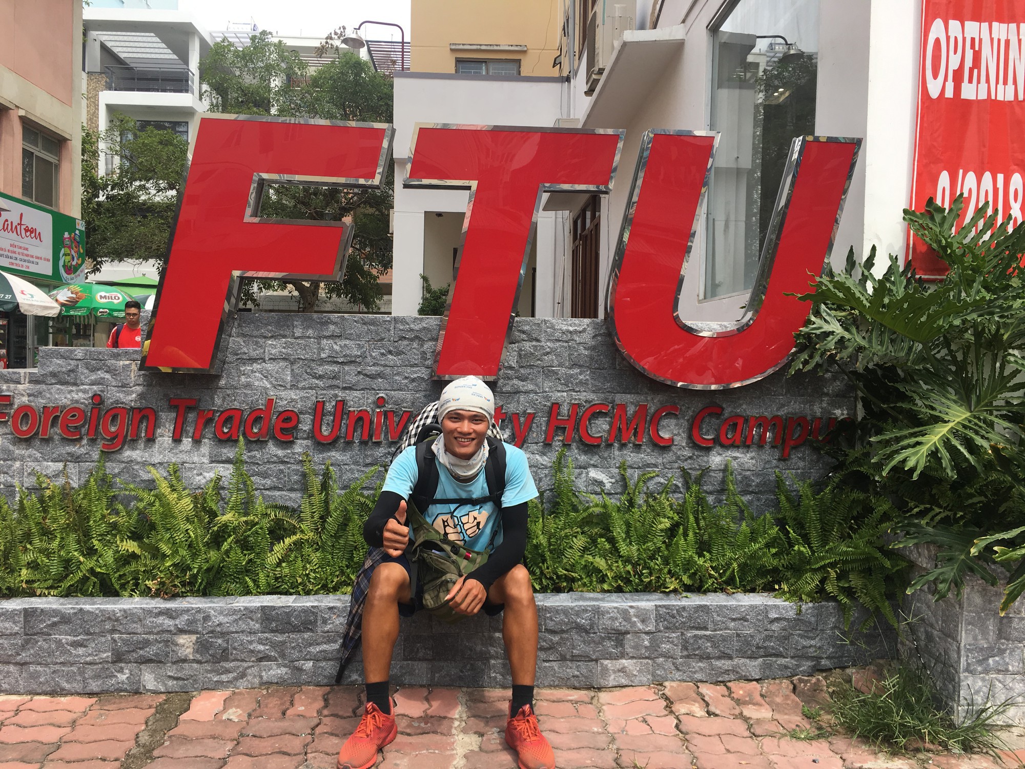 Chuyện về bức thư người mẹ viết thay con gái, nhờ nam sinh Ngoại Thương đi bộ hơn 2.000km trao tận tay thầy cô ở Sài Gòn