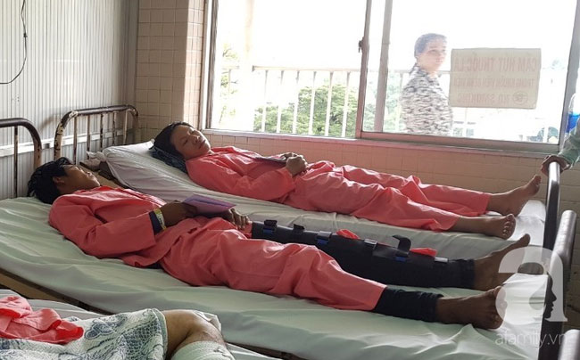 Nữ sinh lâm nạn vụ container tông hàng chục người thương vong: Xe máy gãy làm đôi, áo mưa rách từ trắng thành màu đỏ