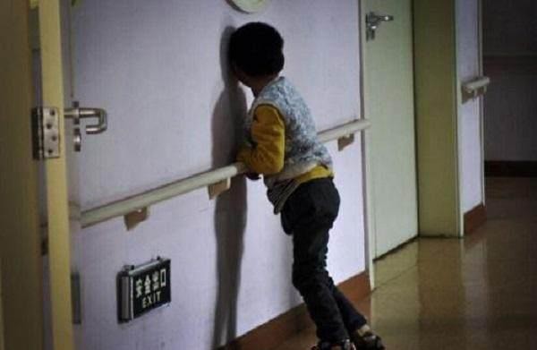 Bé 8 tháng tuổi học bò bỗng im lặng đờ đẫn, sau khi kiểm tra mẹ gào khóc phát hiện con bị bại não vì hành động của mình