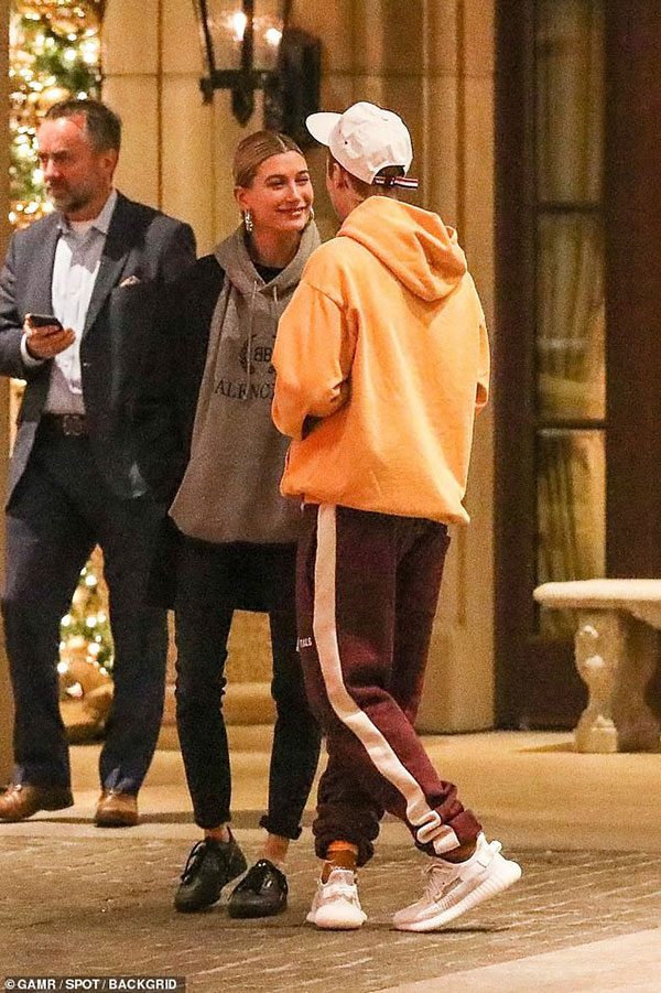 Justin Bieber bỗng nổi hứng ca hát tặng vợ trên phố, khiến Hailey ngượng ngùng đỏ cả mặt