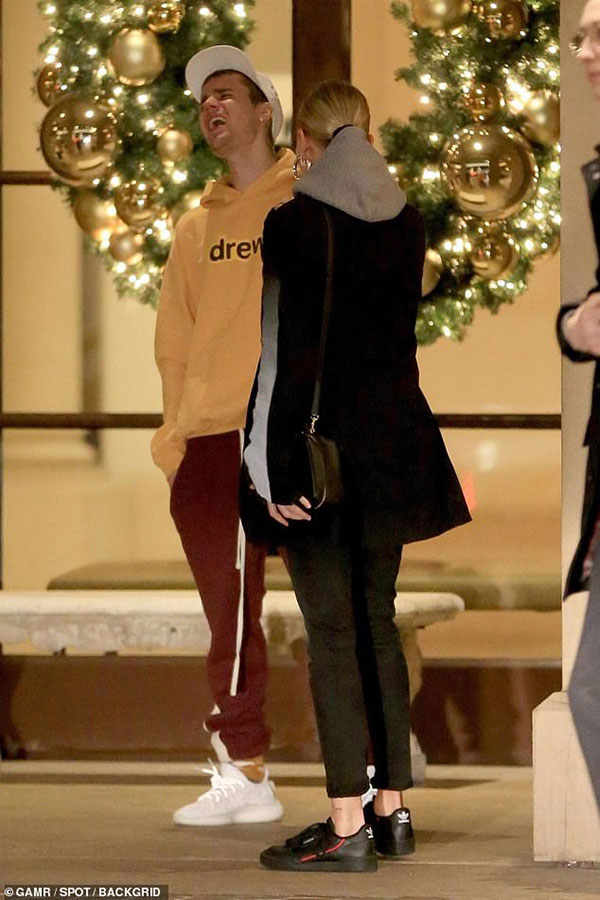 Justin Bieber bỗng nổi hứng ca hát tặng vợ trên phố, khiến Hailey ngượng ngùng đỏ cả mặt