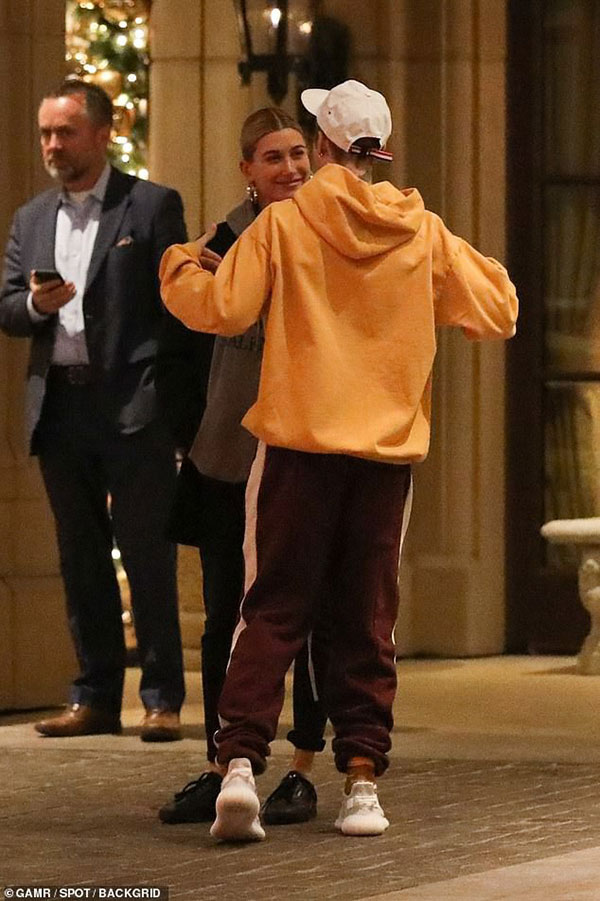 Justin Bieber bỗng nổi hứng ca hát tặng vợ trên phố, khiến Hailey ngượng ngùng đỏ cả mặt