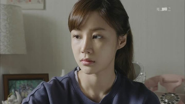 Mẹ đẻ lên thăm con gái mang cho chùm ổi quê, mẹ chồng bĩu môi nói 1 câu khiến nàng dâu rớt nước mắt