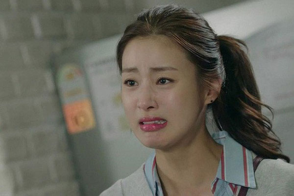 Mẹ đẻ lên thăm con gái mang cho chùm ổi quê, mẹ chồng bĩu môi nói 1 câu khiến nàng dâu rớt nước mắt