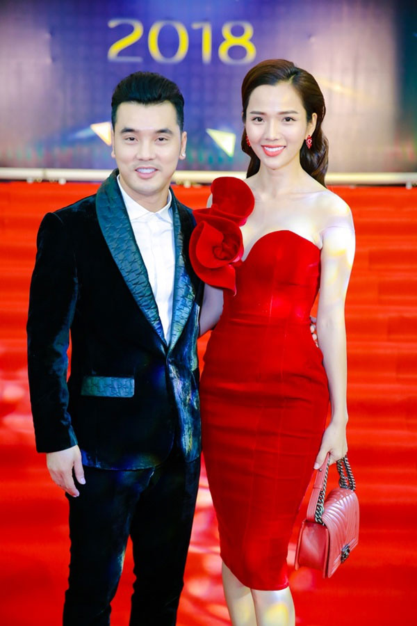 Dàn mỹ nhân diện váy hở ngực trên thảm đỏ