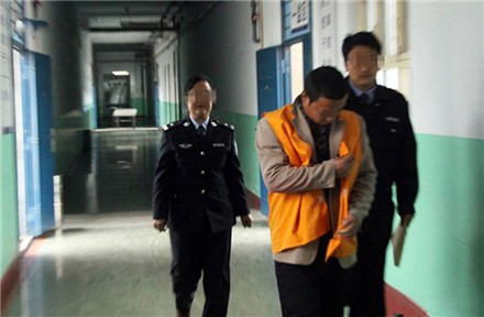 Tên trộm dị nhất quả đất: Lẻn vào nhà thấy nghèo quá, bèn nấu mì cho con của khổ chủ ăn sáng