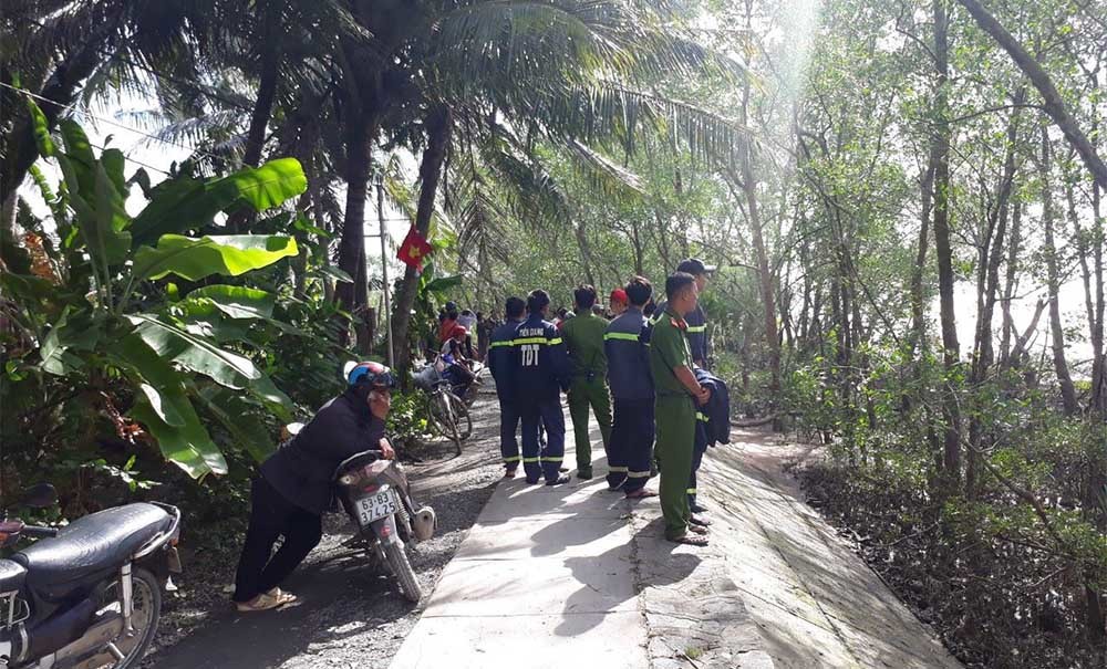 Chìm sà lan hơn 300 tấn, 3 người mất tích