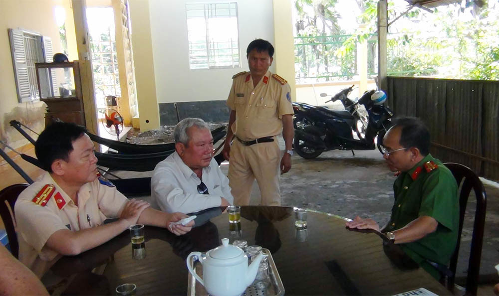 Chìm sà lan hơn 300 tấn, 3 người mất tích