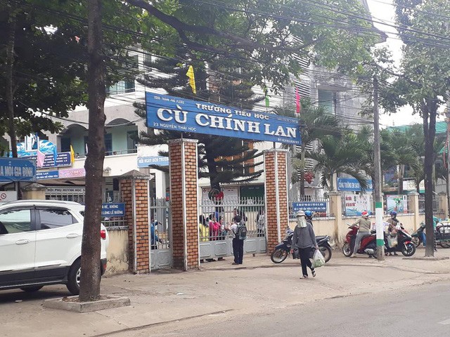 Con gái kiểm tra giữa học kỳ được 2 điểm, cô giáo yêu cầu giám định nét chữ vì nghi bài thi bị đánh tráo