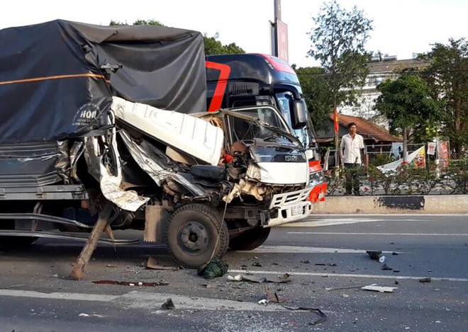 Lại xảy ra vụ tông xe khi dừng đèn đỏ, 6 người bị thương