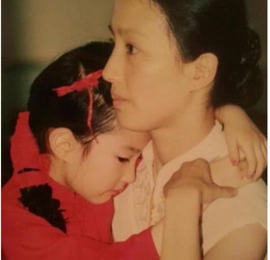 Loạt ảnh đáng giá ngàn vàng của sao Hoa ngữ ngày xưa: Không ngờ Song Hye Kyo là fan ruột của Trương Quốc Vinh