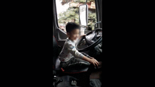 Xôn xao việc bố quay clip con trai lái xe tải băng băng trên đường: Chỉ là diễn vì xe được kéo đi?