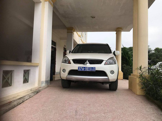 Vụ cán bộ QLTT bị tố vào phòng ngủ làm luật: Dùng xe ô tô biển xanh đi mua thuốc cho mẹ?