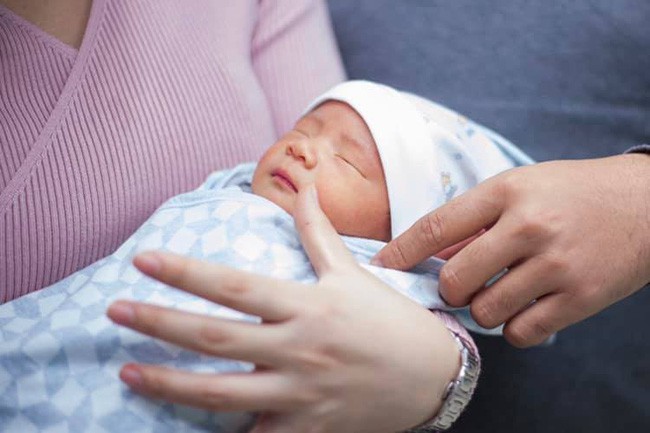 Chị Kính Hồng chính thức gia nhập team bỉm sữa, mới sinh con 1 tuần đã tái xuất với thần thái rạng rỡ