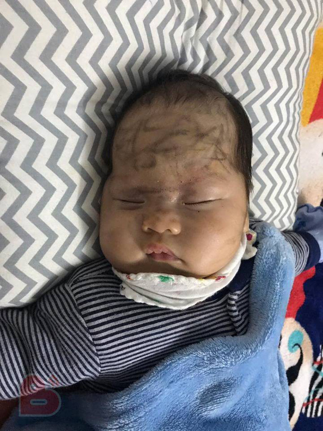 Tranh thủ nhờ con gái 2 tuổi rưỡi trông em trai, mẹ trẻ hối không kịp vì giao trứng cho ác