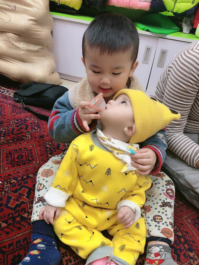 Tranh thủ nhờ con gái 2 tuổi rưỡi trông em trai, mẹ trẻ hối không kịp vì giao trứng cho ác