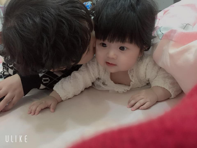 Tranh thủ nhờ con gái 2 tuổi rưỡi trông em trai, mẹ trẻ hối không kịp vì giao trứng cho ác