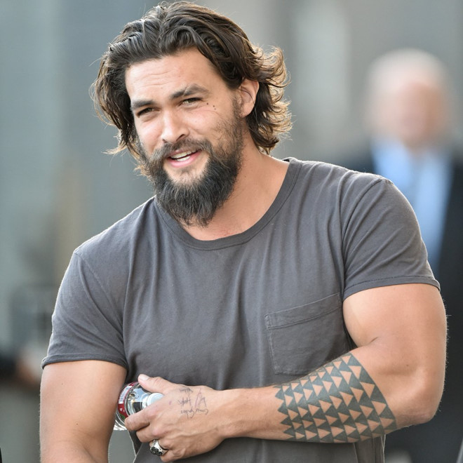 Vẻ nam tính, quyến rũ của người đàn ông đẹp nhất 2018 Jason Momoa