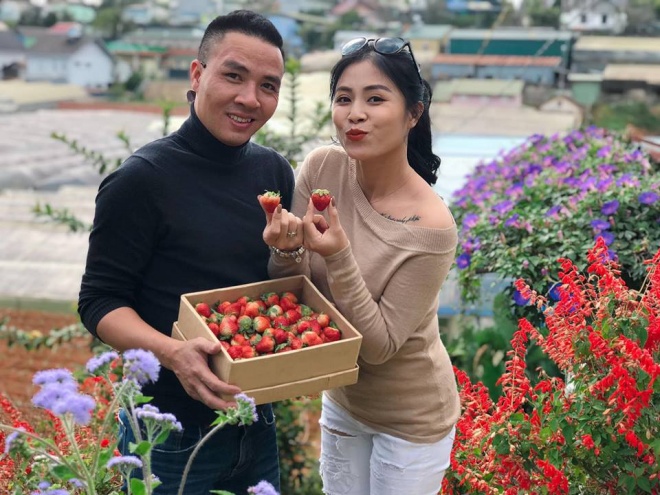 Vợ chồng MC Hoàng Linh tiếp tục khoe loạt ảnh tình tứ ở Đà Lạt