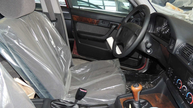 Lô xe BMW chưa từng lăn bánh bị bỏ hoang 25 năm