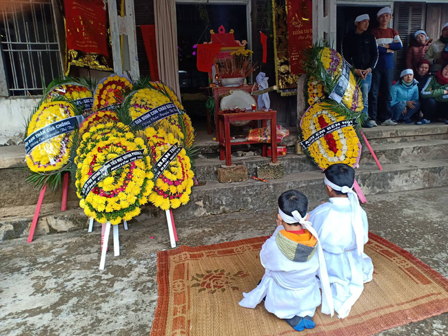 Tiếng khóc xé lòng vì khát sữa của bé gái mới chào đời đã mất mẹ Tiếng khóc xé lòng vì khát sữa của bé gái mới chào đời đã mất mẹ