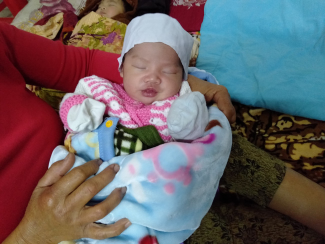 Tiếng khóc xé lòng vì khát sữa của bé gái mới chào đời đã mất mẹ