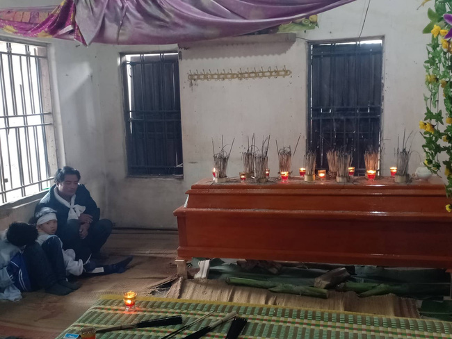 Tiếng khóc xé lòng vì khát sữa của bé gái mới chào đời đã mất mẹ