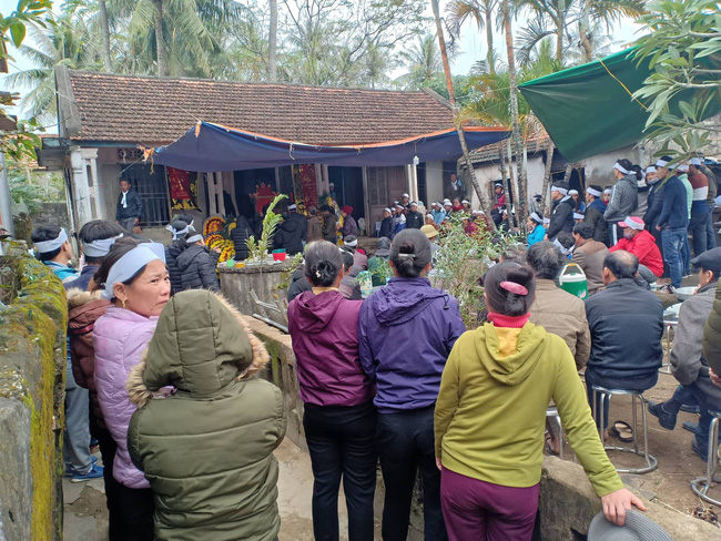 Tiếng khóc xé lòng vì khát sữa của bé gái mới chào đời đã mất mẹ