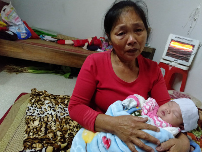 Tiếng khóc xé lòng vì khát sữa của bé gái mới chào đời đã mất mẹ