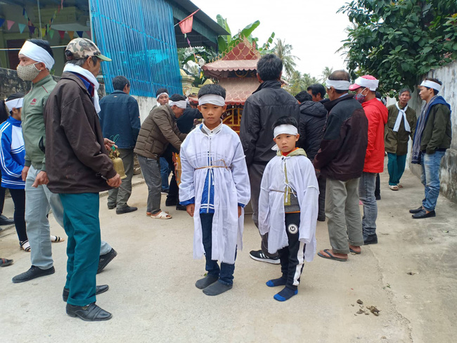 Tiếng khóc xé lòng vì khát sữa của bé gái mới chào đời đã mất mẹ Tiếng khóc xé lòng vì khát sữa của bé gái mới chào đời đã mất mẹ