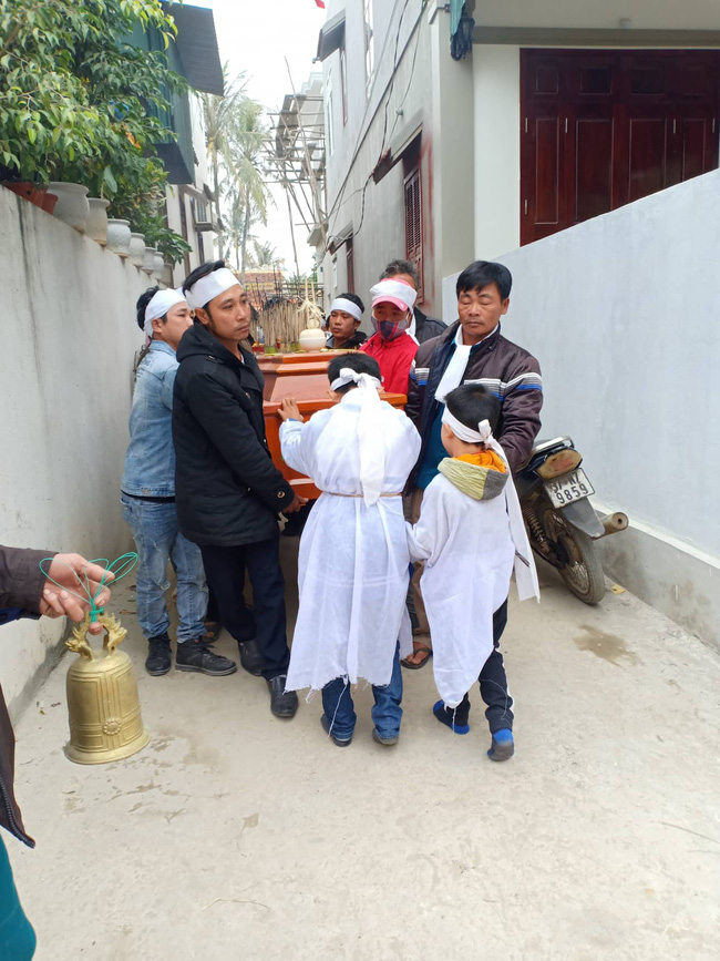 Tiếng khóc xé lòng vì khát sữa của bé gái mới chào đời đã mất mẹ