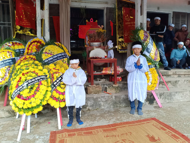 Tiếng khóc xé lòng vì khát sữa của bé gái mới chào đời đã mất mẹ