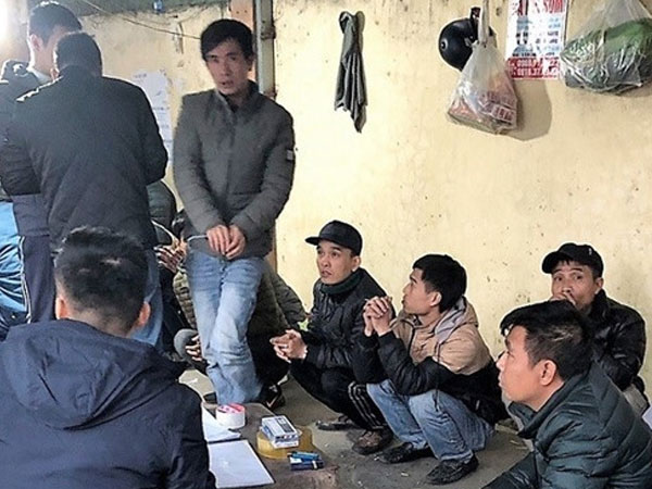 Tạm giữ 17 con bạc công nhân cùng 200 triệu đồng tại sới vỉa hè