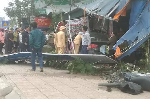 Ôtô 5 chỗ đâm liên tiếp xe máy, lao vào hàng tạp hóa