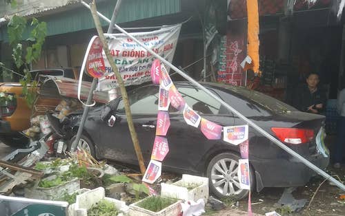 Ôtô 5 chỗ đâm liên tiếp xe máy, lao vào hàng tạp hóa