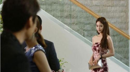 Vợ vô dụng bỗng bước xuống từ chiếc xe 5 tỷ khiến tôi hối hận muốn khóc