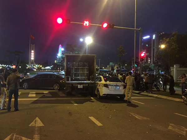 Xe tải tông 2 ôtô đang dừng đèn đỏ đã hết hạn kiểm định 3 tháng