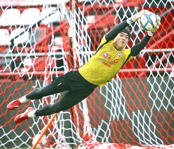 Thủ môn điển trai sẽ tranh suất bắt chính với Đặng Văn Lâm ở Thái Lan