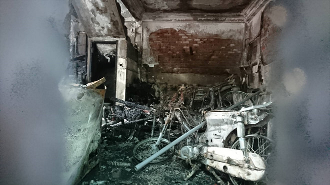 Căn nhà 4 tầng cháy rụi lúc sáng sớm