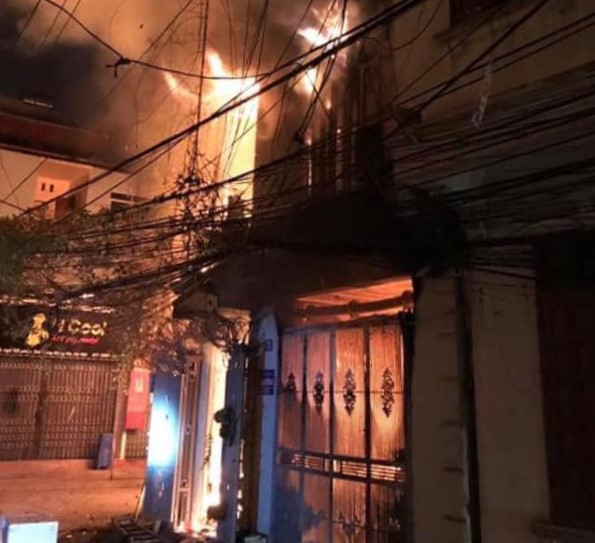 Căn nhà 4 tầng cháy rụi lúc sáng sớm