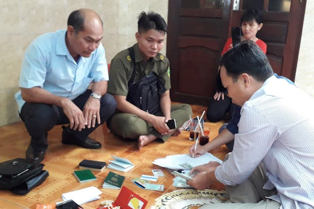 Nữ nhân viên quán cơm trả túi xách có 5.000 USD cho khách