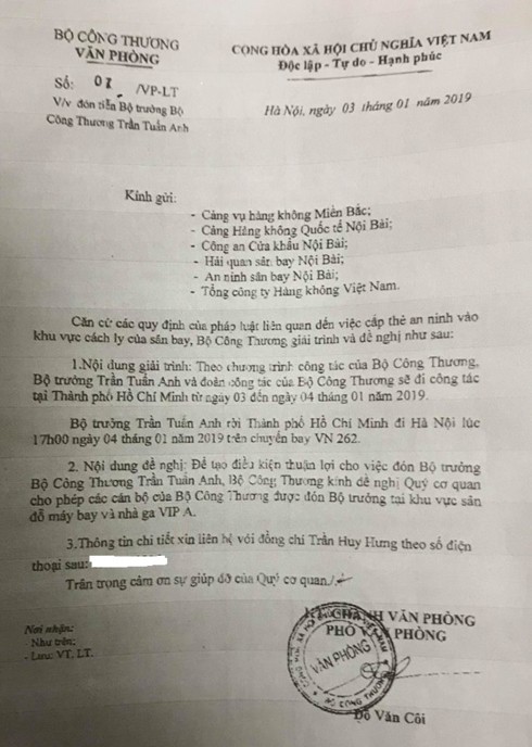 Thông tin mới về vụ xe biển xanh đón người nhà lãnh đạo ở cầu thang máy bay