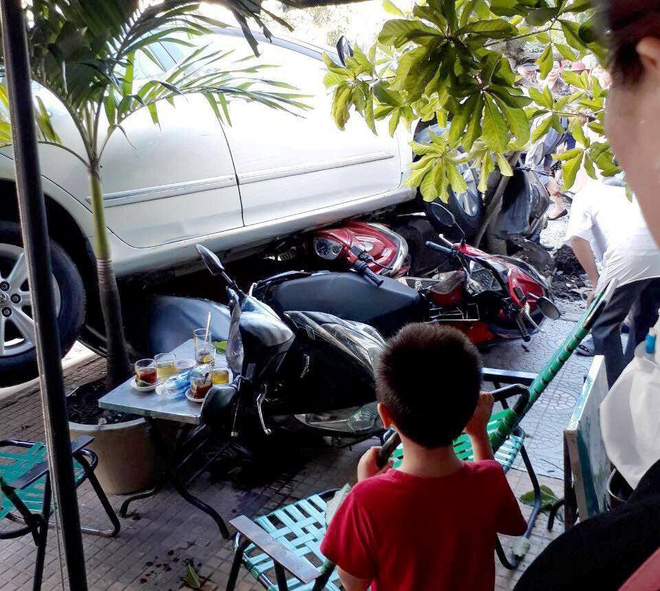 Ô tô lao sang đường cuốn hàng loạt xe máy, nữ tài xế bình tĩnh xuống xe bỏ vào trong nhà không nói tiếng nào