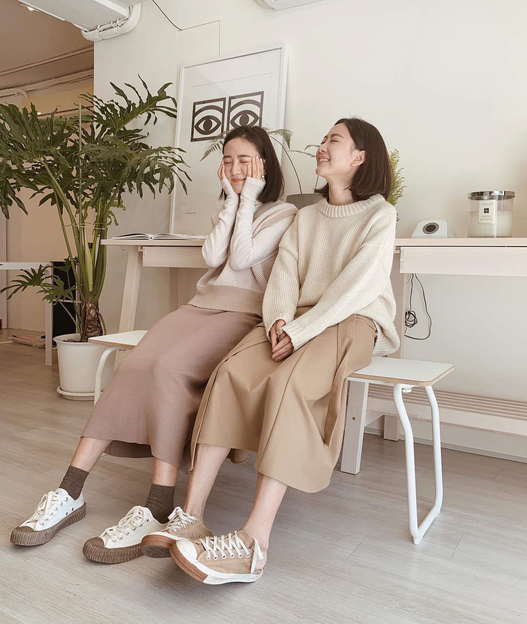 Khi tủ đồ của bạn có sẵn đôi ba chiếc áo len màu trung tính, việc mặc đẹp mỗi ngày sẽ chỉ là chuyện nhỏ!