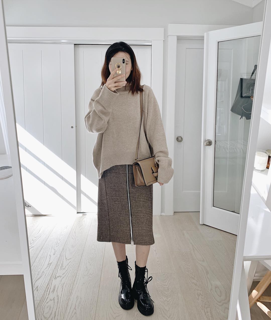 Khi tủ đồ của bạn có sẵn đôi ba chiếc áo len màu trung tính, việc mặc đẹp mỗi ngày sẽ chỉ là chuyện nhỏ!